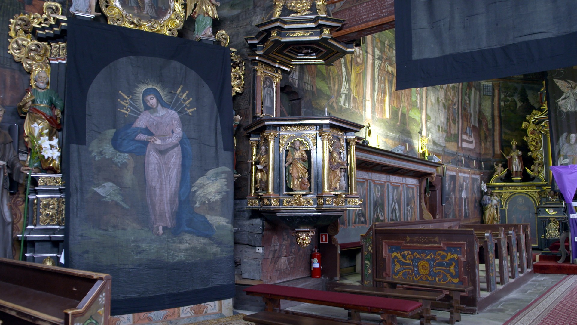kurtyna - Matka Boska Siedmiobolesna wystawiona we wnętrzu kościoła